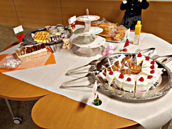「La Paysanne」のドレッシングとサンドイッチや西宮の名店6店のケーキ29種類とクッキーなどの焼き菓子