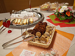 「La Paysanne」のドレッシングとサンドイッチや西宮の名店6店のケーキ29種類とクッキーなどの焼き菓子