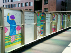本館とマルチメディア館の渡り廊下には武庫女の歴史のステンドガラスが登場！