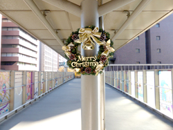 クリスマスの装飾が施されたむつみ橋