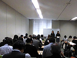 新・幹事長の西野さん（写真右）と新・副幹事長の吉泉さん（写真左）による進行