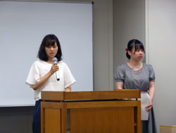 幹事長の小松美砂子さん（写真左）と 副幹事長の住岡祐花さん（写真右）による進行