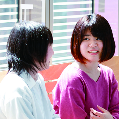 「総合演習Ⅰ」の課題を友達と意見交換