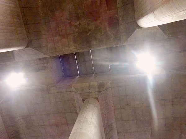 調圧⽔槽の天井の蓋