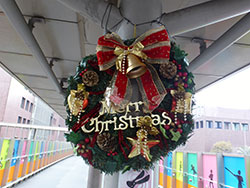 クリスマスの装飾が施されたむつみ橋