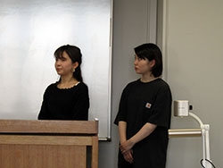 幹事長の青木桃香さん（写真左）と副幹事長の湯里安優美さん（写真右）による進行