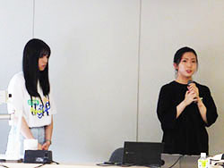 幹事長の本村歩美さん（写真右）と副幹事長の惠阪彩里さん（写真左）による進行